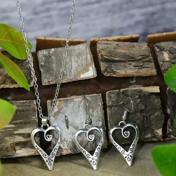 Silver Plated Scroll Heart Necklace and Earring Set NEW - Picture 8 of 8